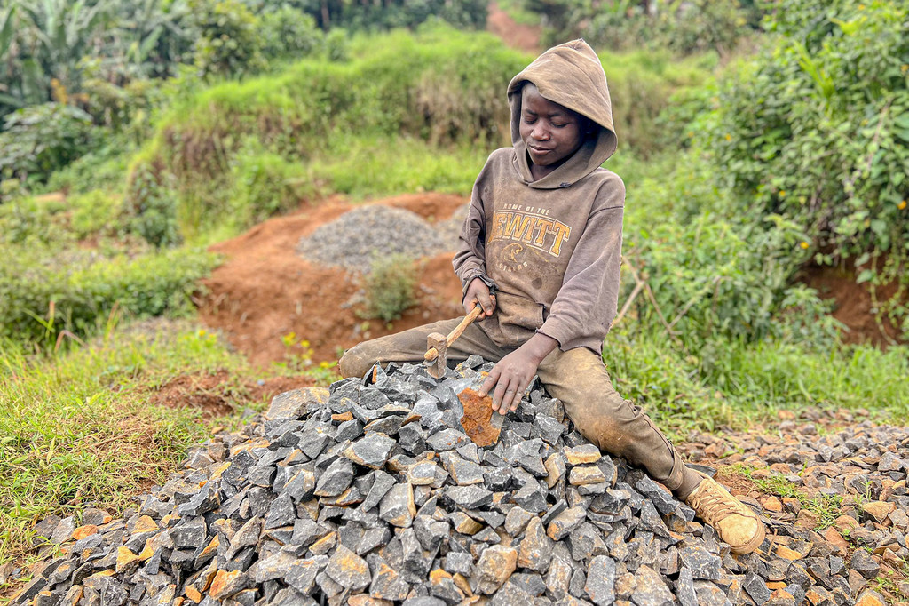 Un garçon de 14 ans travaille dans une carrière de pierres au Sud-Kivu, en République démocratique du Congo.