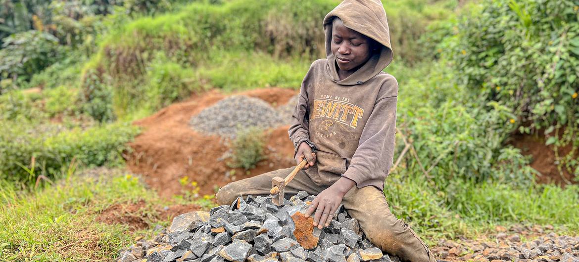 Um rapaz de 14 anos trabalha numa pedreira em Kivu do Sul, República Democrática do Congo