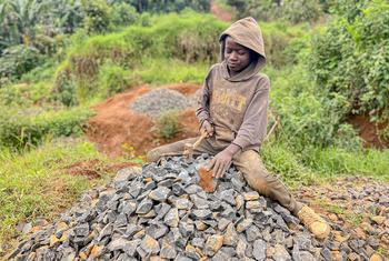 Um rapaz de 14 anos trabalha numa pedreira em Kivu do Sul, República Democrática do Congo