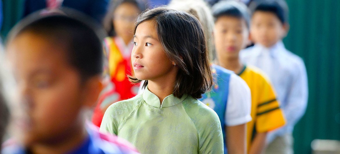 वियतनाम में, हनोई के एक स्कूल में कुछ बच्चे