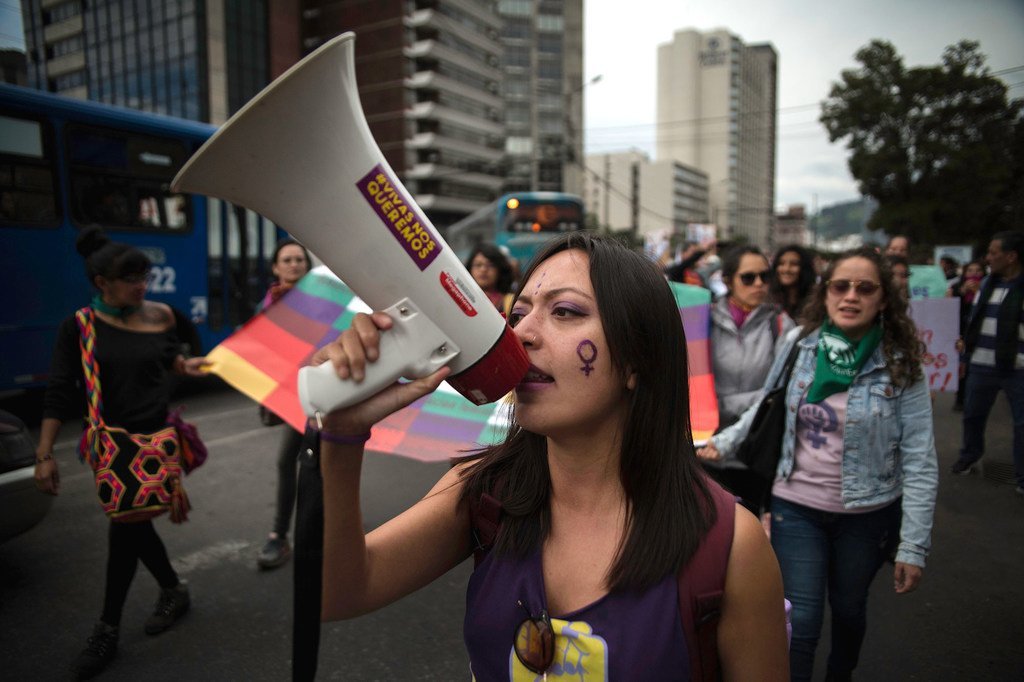 Des femmes protestent contre la violence sexiste en Équateur.