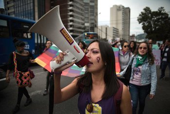 На фото: женщины протестуют против гендерного неравенства в Эквадоре.
