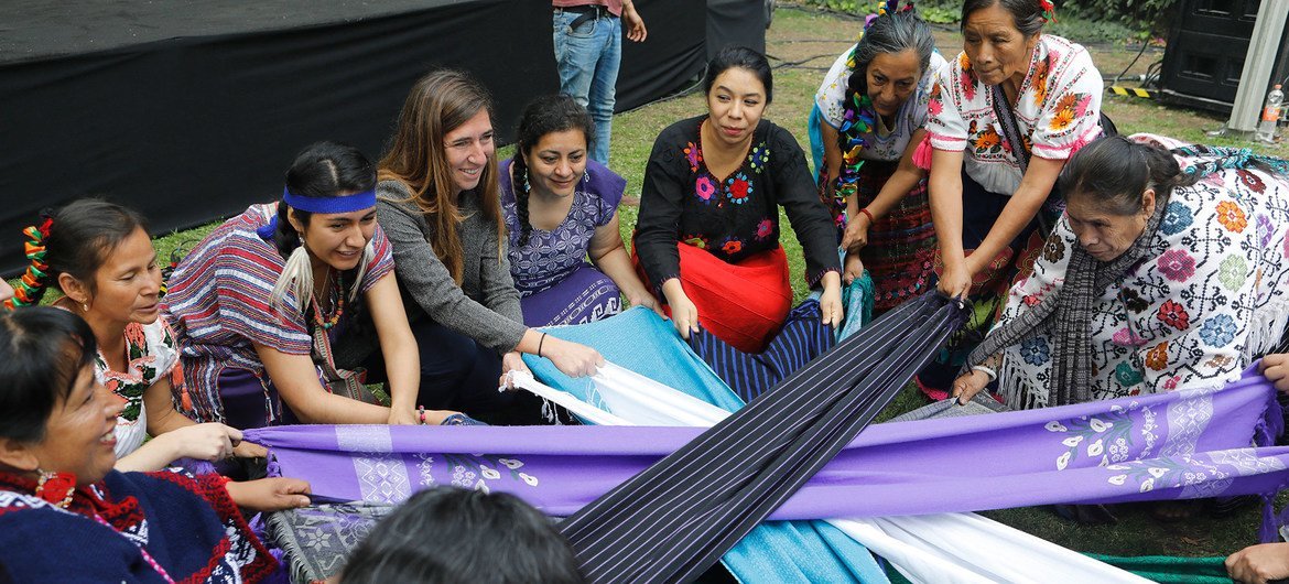 Mujeres indígenas celebran la ceremonia de apertura antes del inicio del Foro de Igualdad Generacional en Ciudad de México
