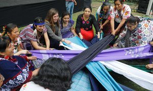 Mujeres indígenas celebran la ceremonia de apertura antes del inicio del Foro de Igualdad Generacional en Ciudad de México