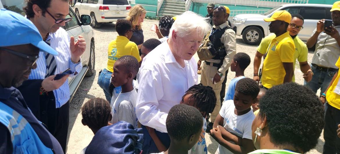 Bob Rae, Canada’s Ambassador to the UN and President of the UN’s Economic and Social Council meets young Haitians in Port-au-Prince.