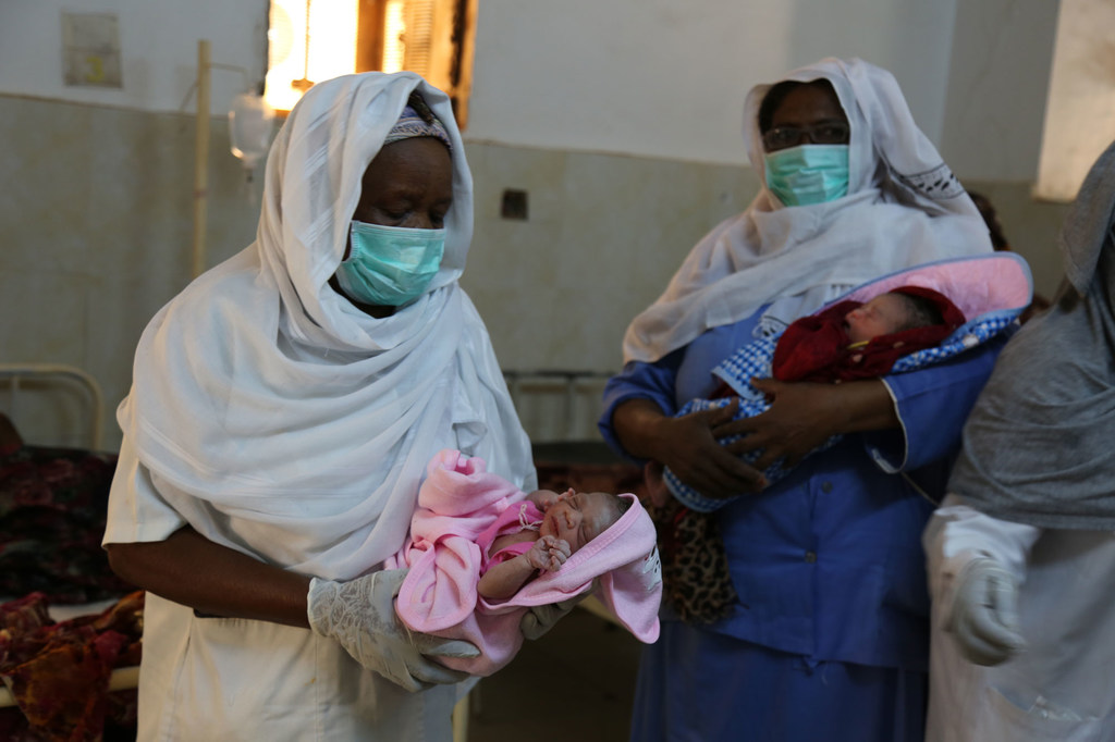 Des sage-femmes et d'autres professionnels de santé dans une maternité à Khartoum, au Soudan.