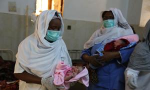 Parteras y otros profesionales de la salud atienden a las mujeres en el Hospital de Maternidad de Jartum.