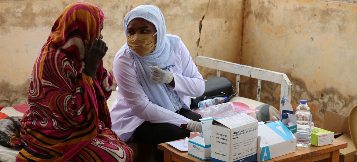 Des professionnels de santé dans une maternité, à Khartoum, la capitale du Soudan.