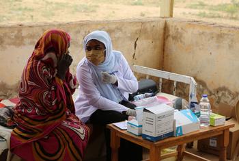 A midwife nurse speaks with a woman at a maternity hospital in Khartoum, Sudan. (file photo)