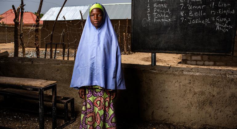 Msichana amesimama katika darasa kaskazini mashariki mwa Nigeria ambalo liliharibiwa na waasi.