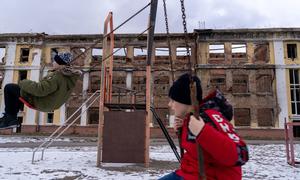Niños jugando entre los escombros de una escuela en Kharkiv, en Ucrania.