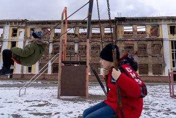 Niños jugando entre los escombros de una escuela en Kharkiv, en Ucrania. Niños jugando entre los escombros de una escuela en Kharkiv, en Ucrania.