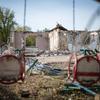 乌克兰东部赫罗扎村附近的一个操场成了一片废墟。