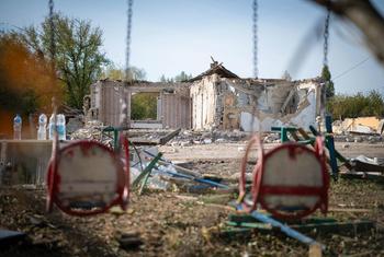 पूर्वी यूक्रेन के ग्रोज़ा के एक गाँव में खेलकूद का क्षतिग्रस्त मैदान.