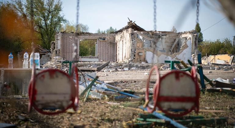 Un parque infantil en ruinas cerca de la localidad de Hroza, en el este de Ucrania.