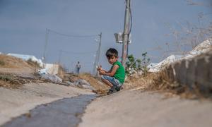 为躲避冲突，一名六岁的叙利亚男孩与家人逃到了伊拉克。