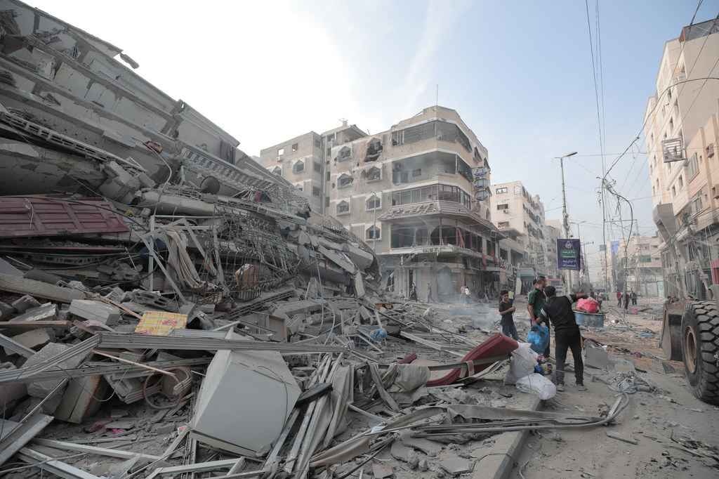 Un bâtiment écroulé dans une rue à Gaza.