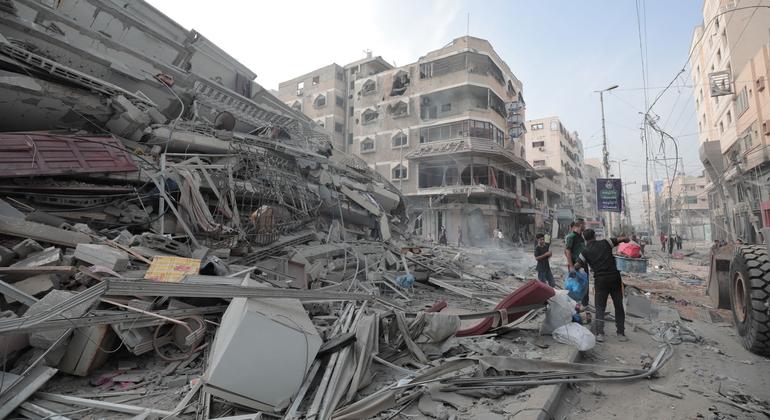 轰炸后，加沙的一座建筑物倒塌在街道上。