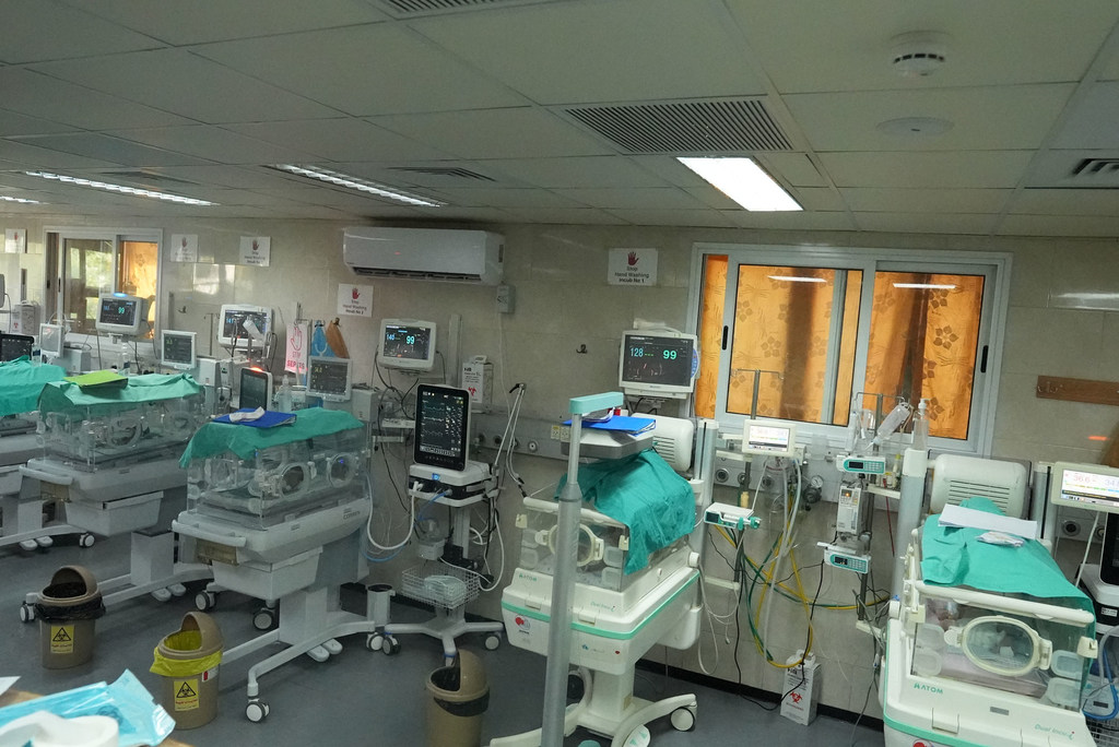 © UNFPA/Bisan Ouda Las incubadoras no funcionan en el hospital Al-Shifa en Gaza por falta de electricidad.