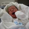 फ़लस्तीनी क्षेत्र ग़ाज़ा के अल शिफ़ा अस्पताल में एक नवजात शिशु.