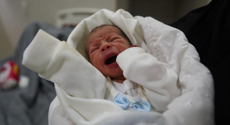फ़लस्तीनी क्षेत्र ग़ाज़ा के अल शिफ़ा अस्पताल में एक नवजात शिशु.