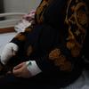 Walaa, de 35 años, está embarazada de nueve meses. Su casa se derrumbó debido a un bombardeo cercano mientras ella estaba sentada contra la misma pared que cayó. Sufrió una fractura en la mano derecha y en el cráneo durante el incidente.