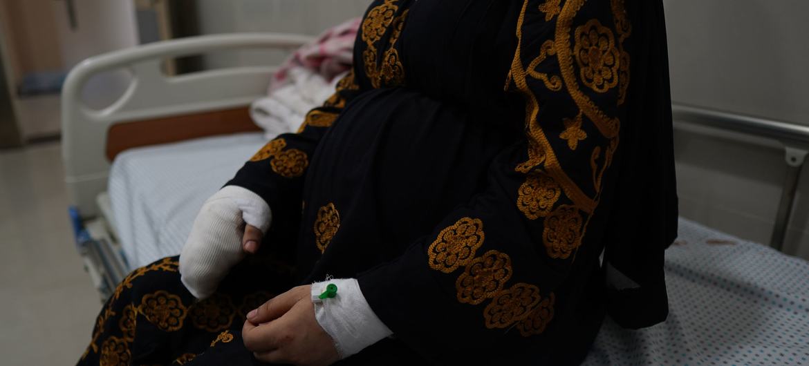 Walaa, 35 ans, est enceinte de neuf mois. Sa maison s'est effondrée à cause d'un bombardement à proximité alors qu'elle était assise contre le mur qui est tombé. Elle a subi une fracture à la main droite et au crâne lors de l'incident.