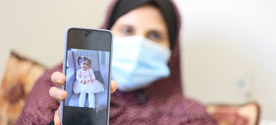 Tras una explosión, Sondos, de 26 años, tuvo que someterse a una cesárea de urgencia y bautizó a su recién nacida con el nombre de Habiba, en memoria de su otra hija, que murió el mismo día. 