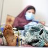 En el hospital Al Hilo de la ciudad de Gaza una mujer se recupera luego de haber estado enterrada entre escombros y haber tenido un parto por cesárea.