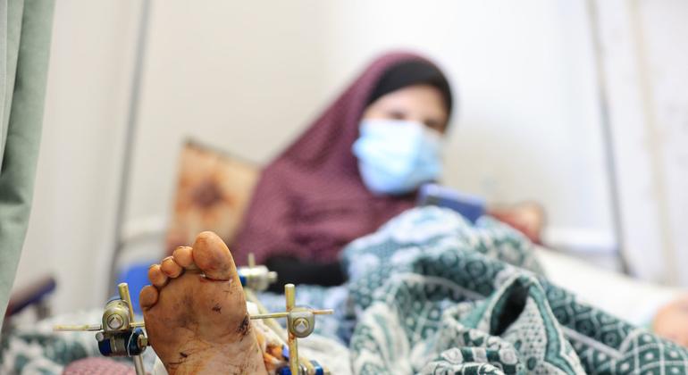En el hospital Al Hilo de la ciudad de Gaza una mujer se recupera luego de haber estado enterrada entre escombros y haber tenido un parto por cesárea.
