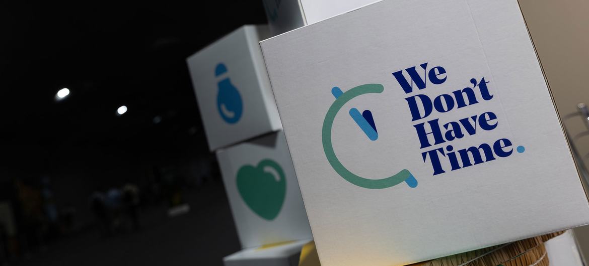 Um cartaz na Conferência das Nações Unidas sobre o Clima destaca a urgência da crise climática