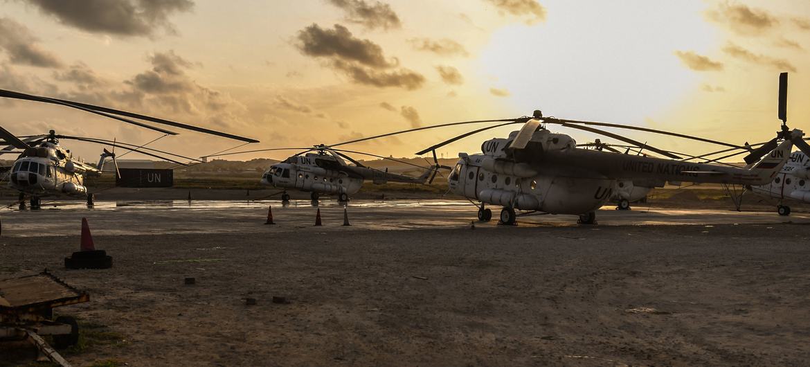 停靠在索马里摩加迪沙机场的联合国直升机。（资料图）