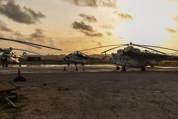 停靠在索马里摩加迪沙机场的联合国直升机。（资料图）