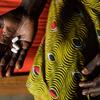 En Costa de Marfil, Adjoua Yao, que vive con el VIH, sostiene tres pastillas, medicamentos antirretrovirales (ARV), que toma cada día como parte de su terapia antirretroviral (ART), en casa de su hermana en el barrio de Campement de la ciudad de Abiyán.