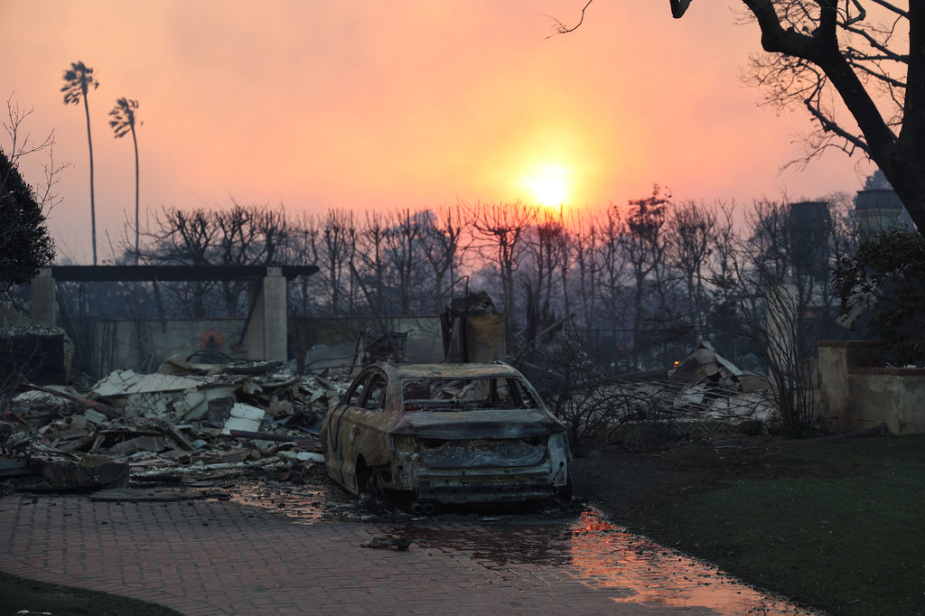 Un coche calcinado recuerda el incendio que arrasó parte de la zona urbana de Los Ángeles, California.
