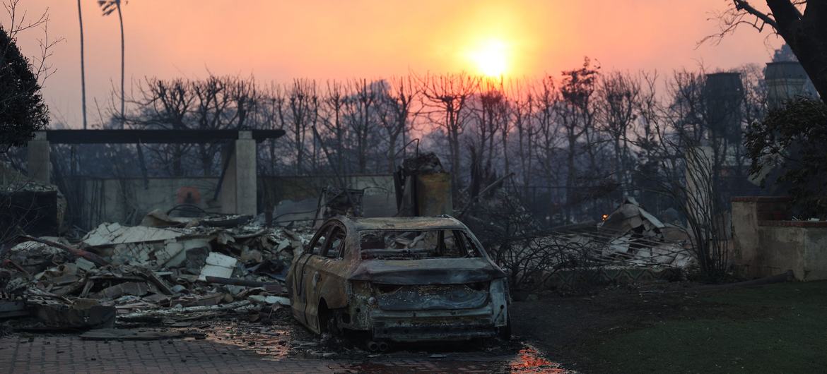 Um carro queimado é uma lembrança do incêndio que atingiu partes da área urbana ao redor de Los Angeles, Califórnia