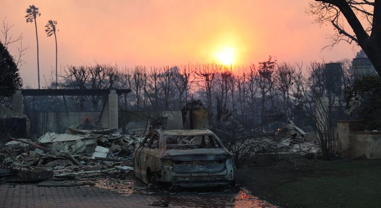 Un coche calcinado recuerda el incendio que arrasó parte de la zona urbana de Los Ángeles, California. 