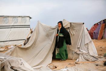 Mujer gazatí en un refugio temporal en Gaza.