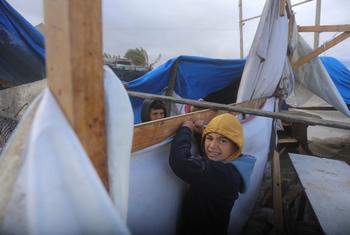 يعيش سكان غزة في أماكن إيواء مؤقتة في ظل التدمير الواسع بسبب الحرب التي بدأت في 7 تشرين الأول/أكتوبر.