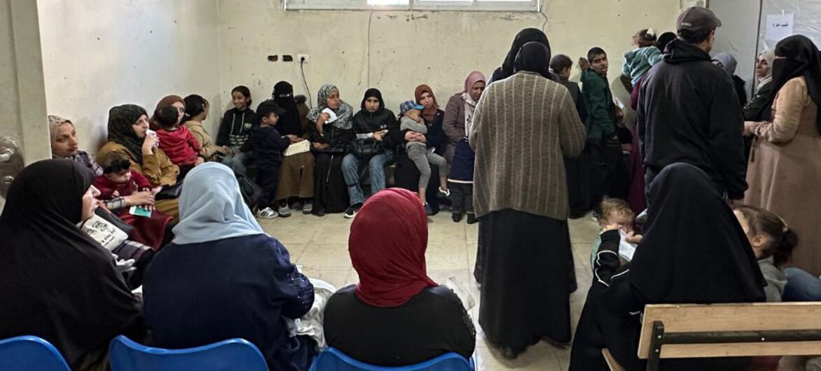 غزہ کے شہر بوریج میں ایک کلینک کے انتظار کے کمرے میں خواتین اور بچے انتظار کر رہے ہیں، جبکہ یو این آر ڈبلیو اے مہینوں کے بند رہنے کے بعد ضروری طبی خدمات فراہم کرنے کے لیے صحت کے مرکز کو دوبارہ کھول رہا ہے۔