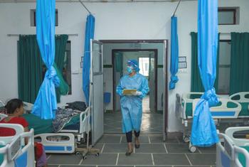 Una enfermera entra en la sala de un hospital de Janakpur, en el distrito de Dhanusha, al sur de Nepal.