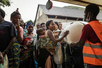 Un travailleur humanitaire distribue de la nourriture à des personnes déplacées près de Goma, en République démocratique du Congo?