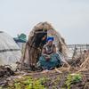Une femme devant un abri temporaire à la périphérie de Goma, dans l'est de la RDC.
