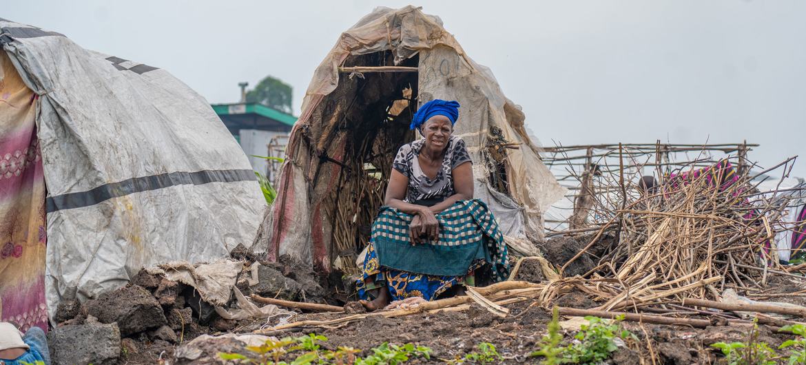 Une femme devant un abri temporaire à la périphérie de Goma, dans l'est de la RDC.
