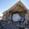 Un abri a été installé dans une maison à Awenia en Libye, qui a été en grande partie détruite par le conflit.