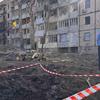 Un trabajador humanitario inspecciona un edificio destruido en Ucrania.