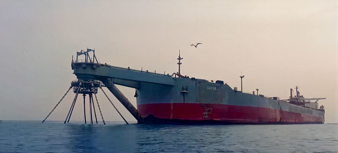 Le superpétrolier FSO Safer a été abandonné au large du port yéménite de Hodeïda en mer Rouge après le déclenchement de la guerre civile dans le pays en 2015.