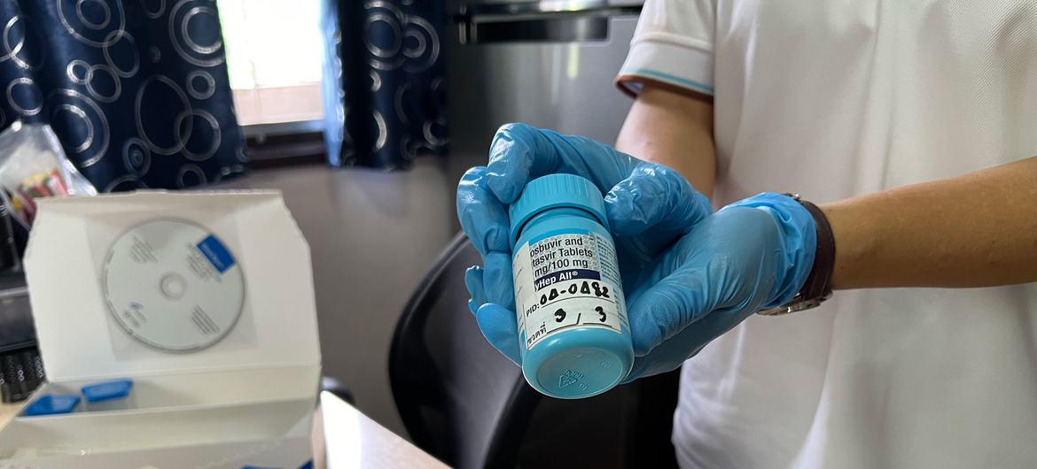 Um teste de hepatite C é preparado para um cliente no Ozônio.