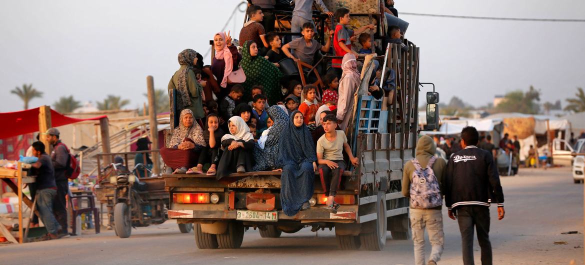 Cientos de miles de personas huyen de Rafah ante un inminente ataque israelí a esa ciudad.