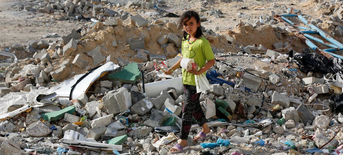 Un niños camina entre los escombros en Rafah